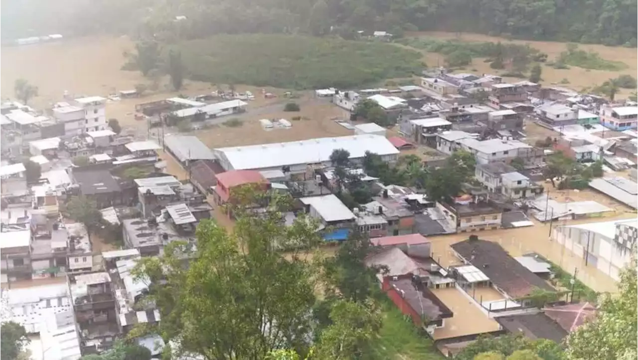 Agua sube a cuatro metros de altura en calles de Zongolica, Veracruz