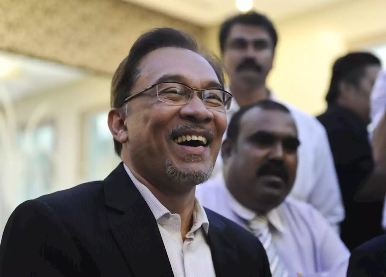 Salary of fresh graduates up for review, says Anwar | The Malaysian Insight