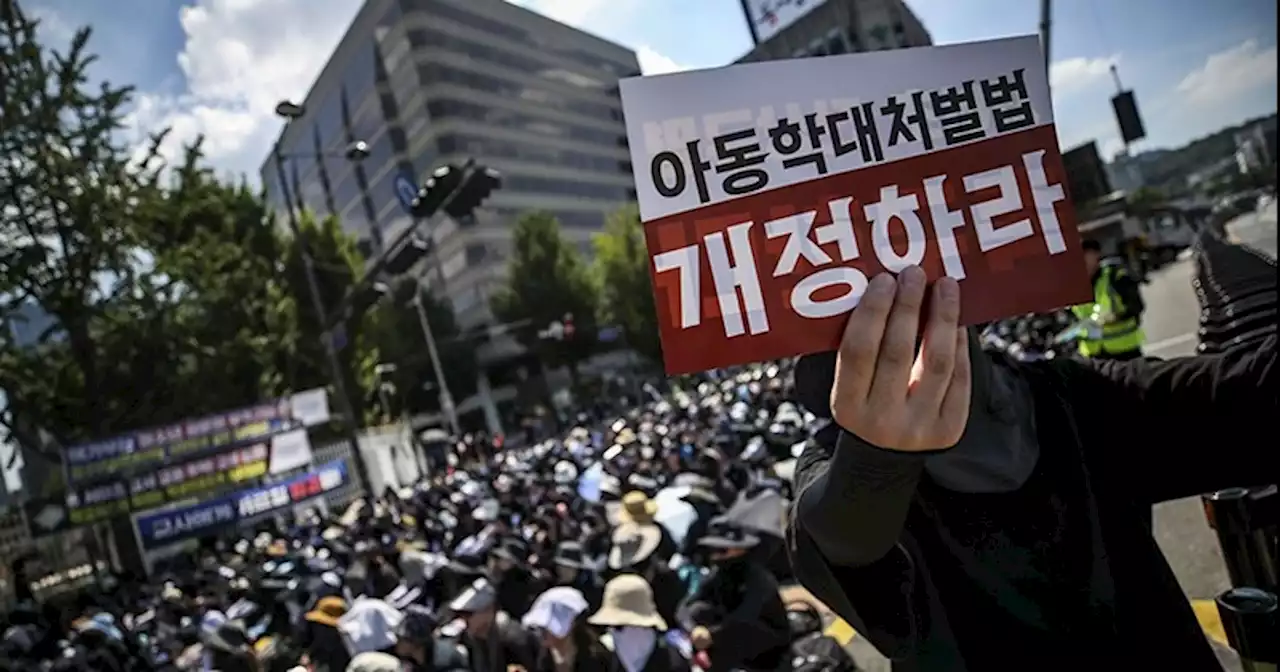 폭염 속 집결한 5만명 교원들 “교권 회복으로 죽음 막아야”