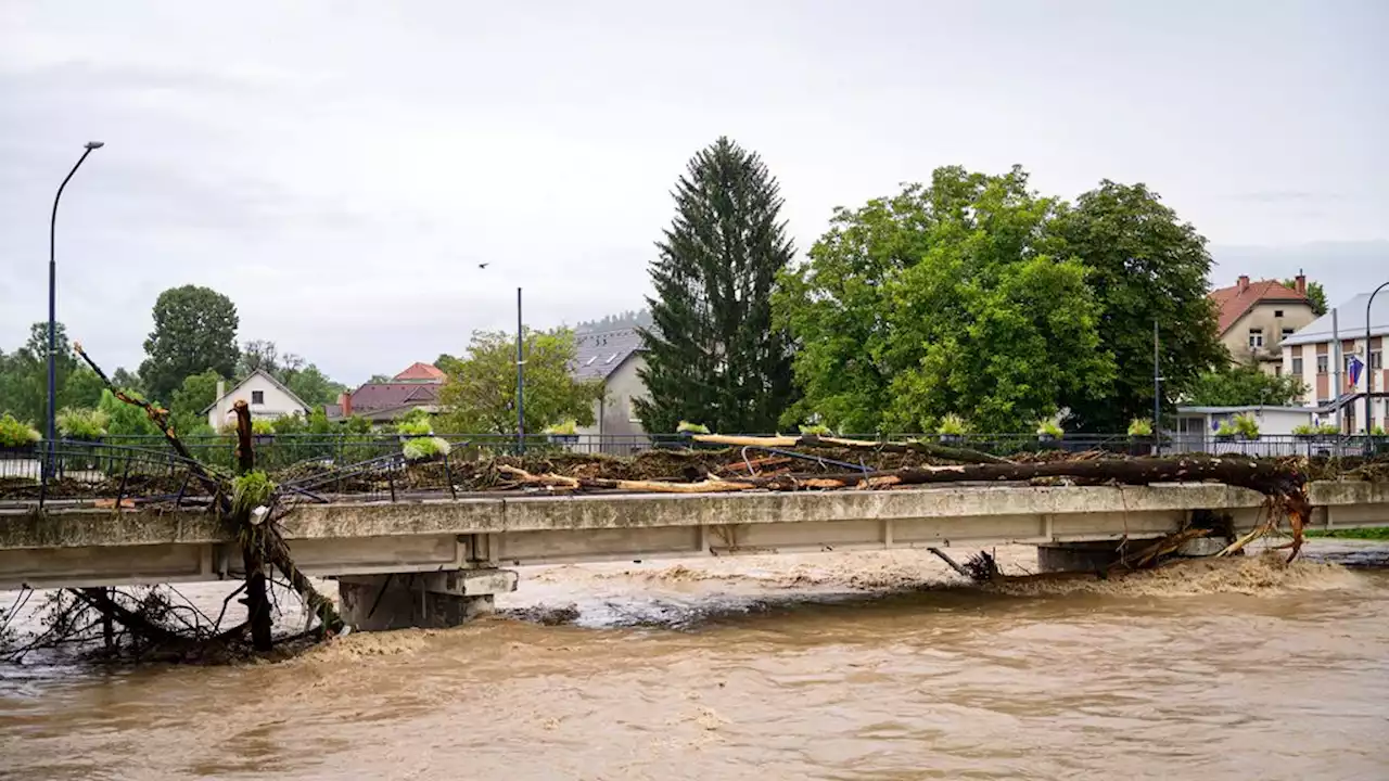 Vijf Nederlanders vermist na noodweer in Slovenië