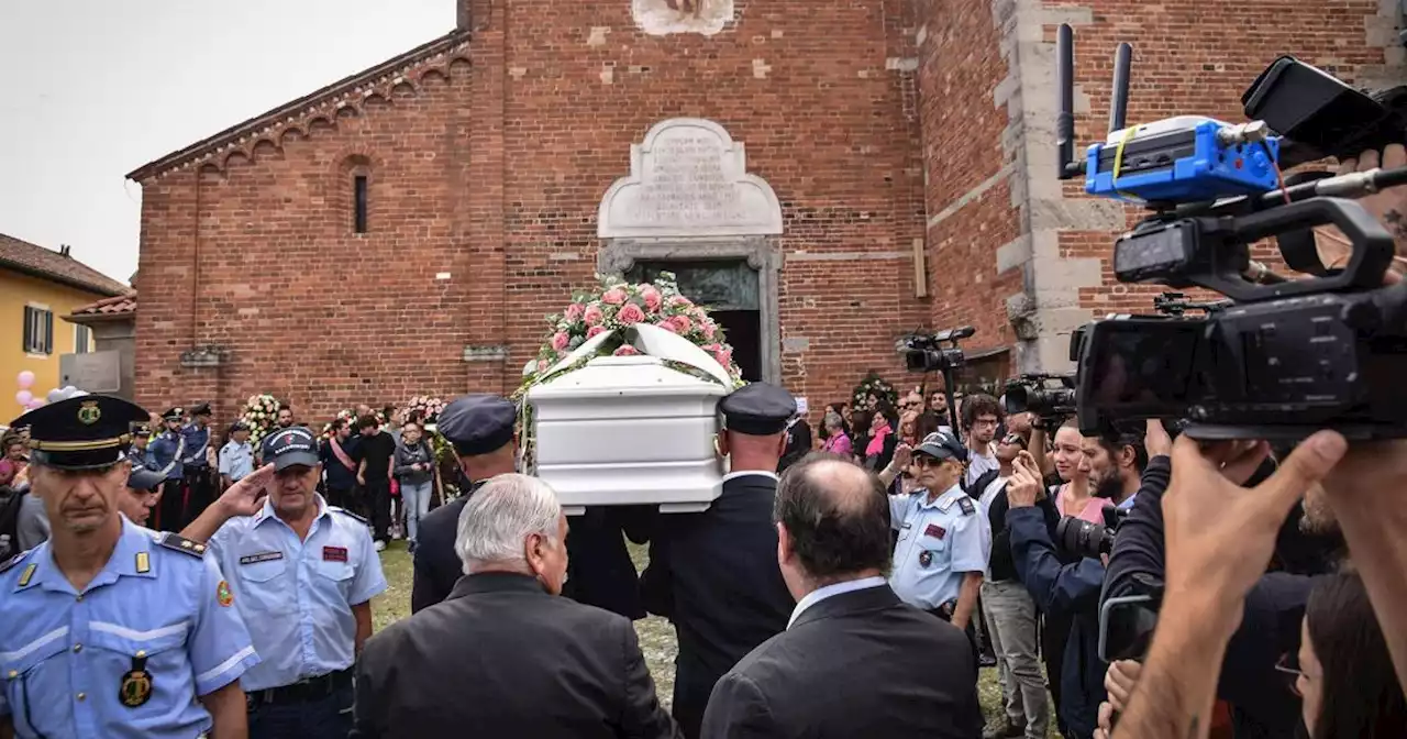 A Cologno Monzese i funerali di Sofia, uccisa dall'ex. Il parroco: 'Scegliete amori non possessivi'