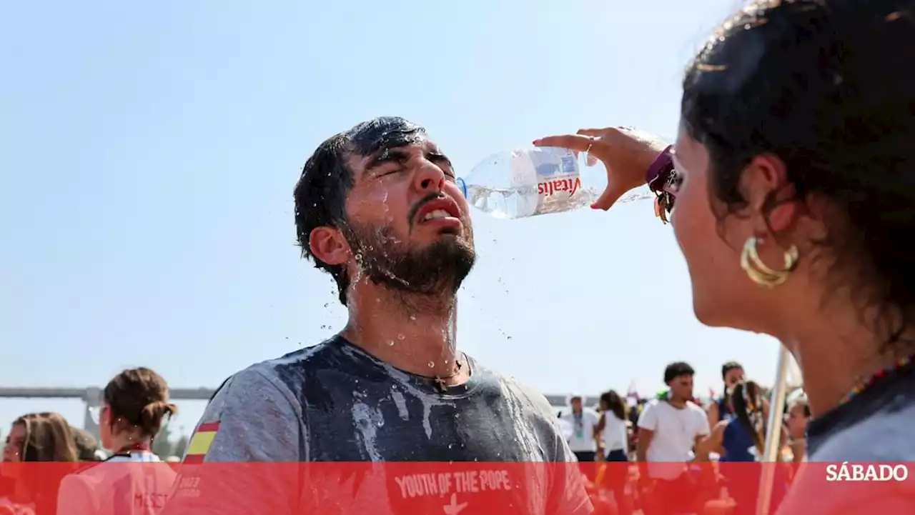 JMJ. Jovens 'desesperam' para encher garrafas de água para suportar altas temperaturas