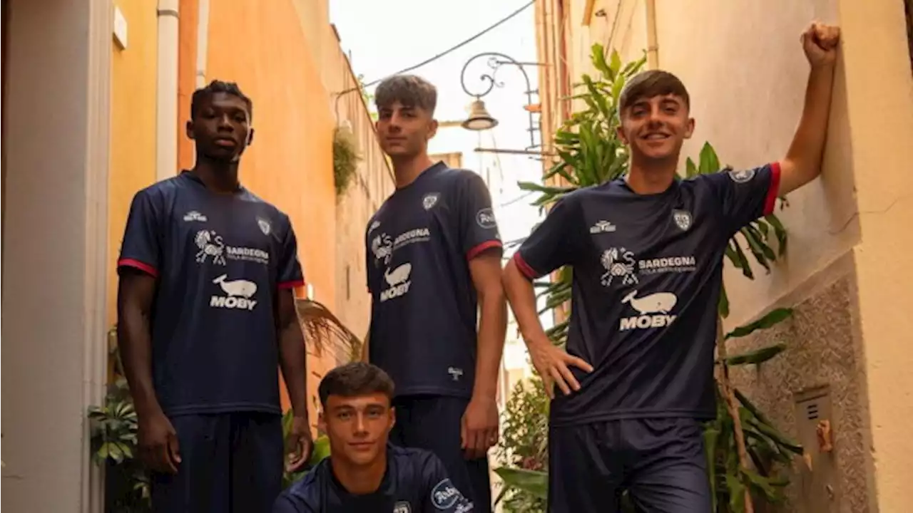 Cagliari, presentata la terza maglia 2023/24