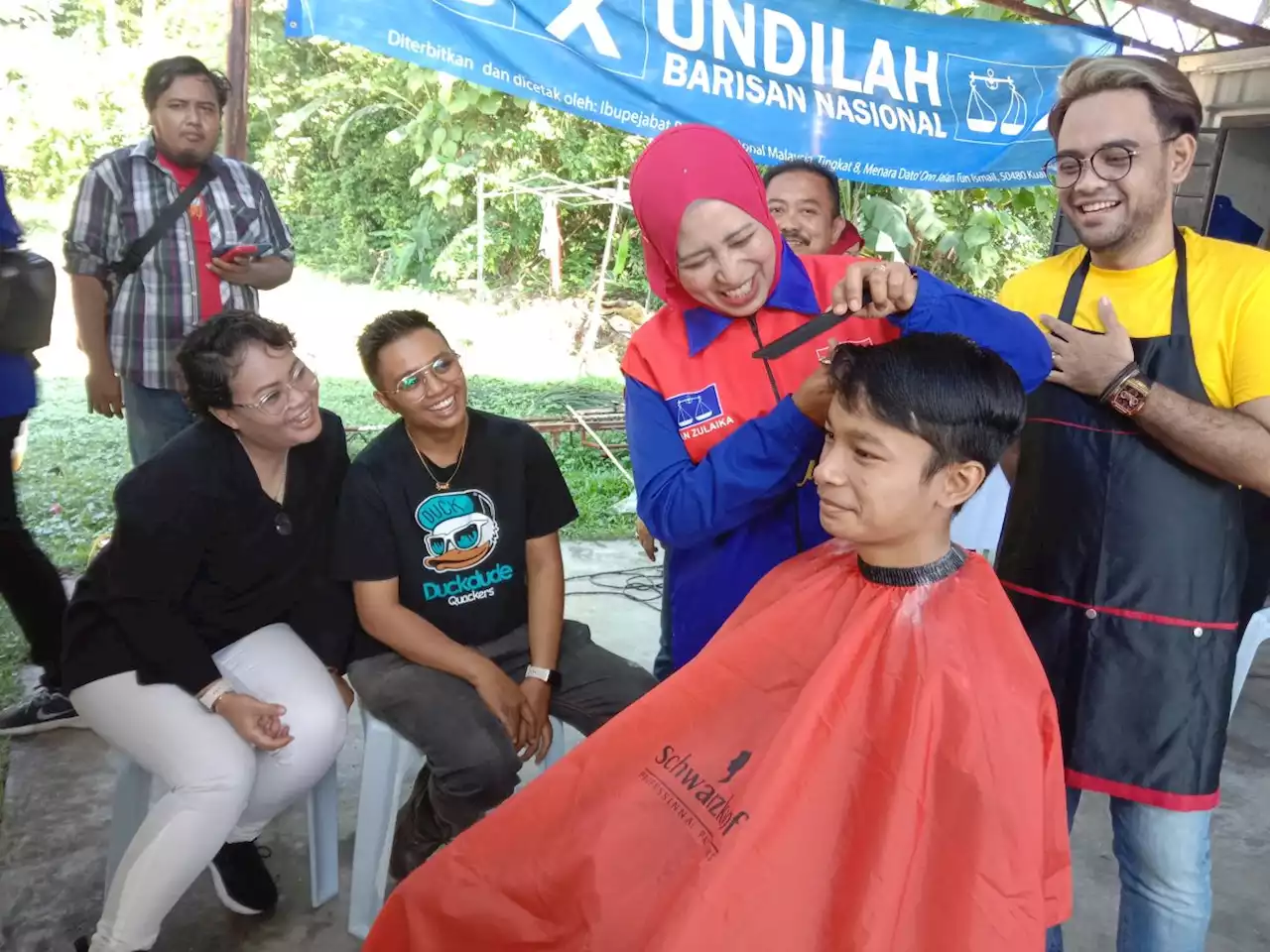 State polls: Barisan candidate for Semenyih visits participants at hair-cutting course