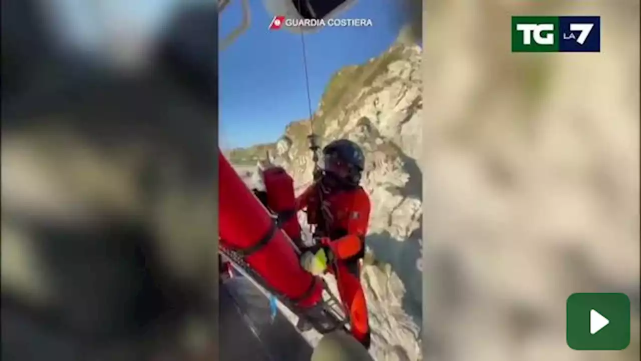 Turista scivola sulla scogliera e si ferisce, spettacolare soccorso con l'elicottero in Calabria