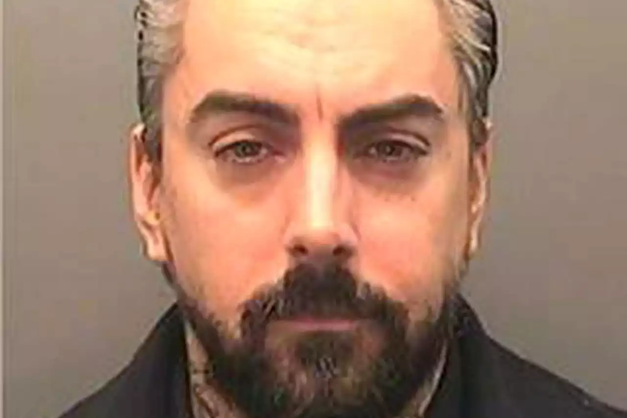 Lostprophets paedo Ian Watkins raced to hospital after being stabbed by lags