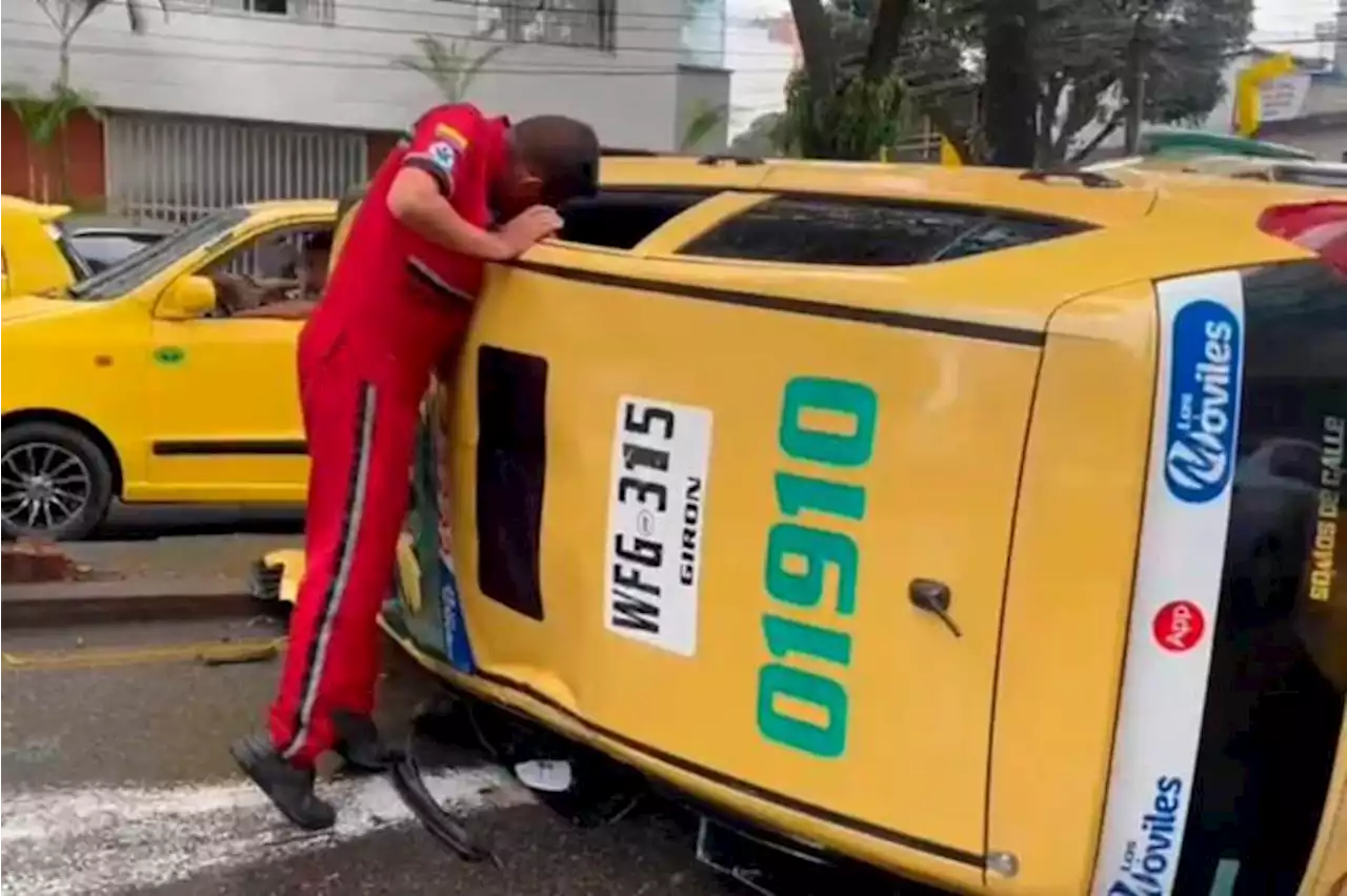 Video: Dos heridos dejó volcamiento de un taxi en el sector de Cabecera en Bucaramanga