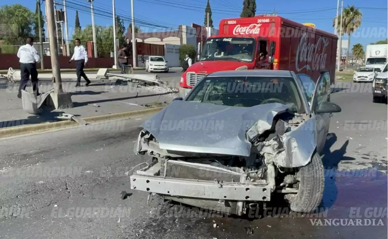 Hombre en presunto estado de ebriedad choca contra poste y lo destruye al oriente de Saltillo