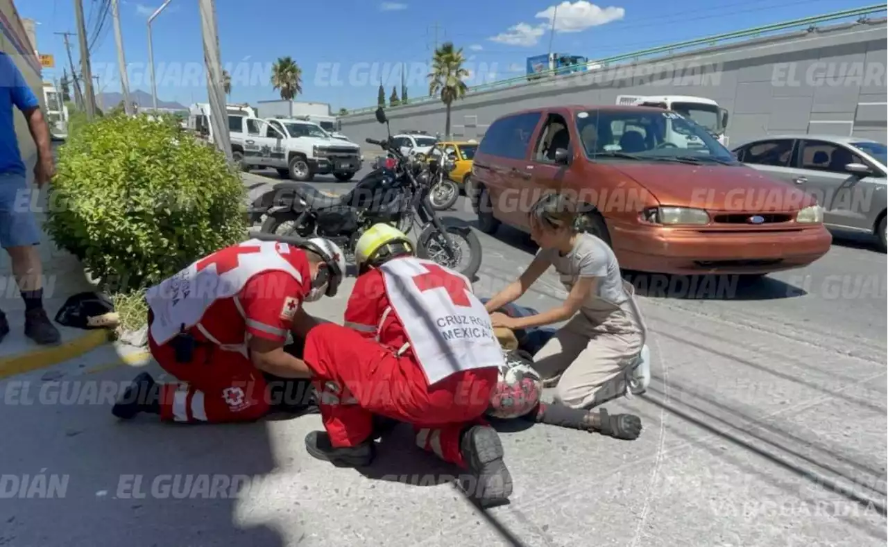 Imprudentes motociclistas rebasan por la derecha y son derribados por camioneta frente al motel Corona de Saltillo