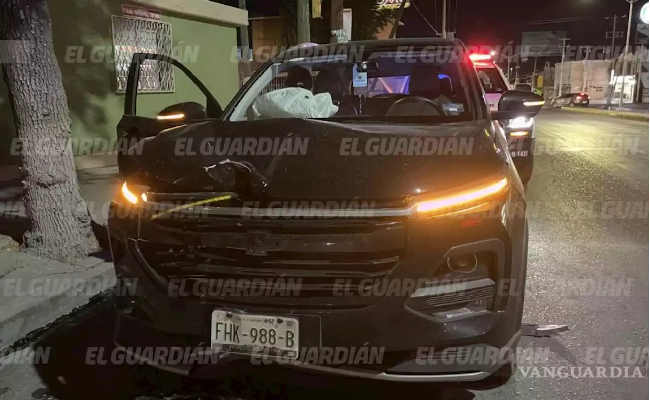 Conductora dormita al volante y derriba poste, al oriente de Saltillo