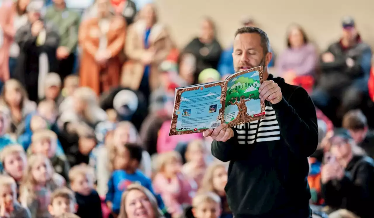 Families gather at libraries to pray, sing ‘God Bless America’ and join in Kirk Cameron’s story hour