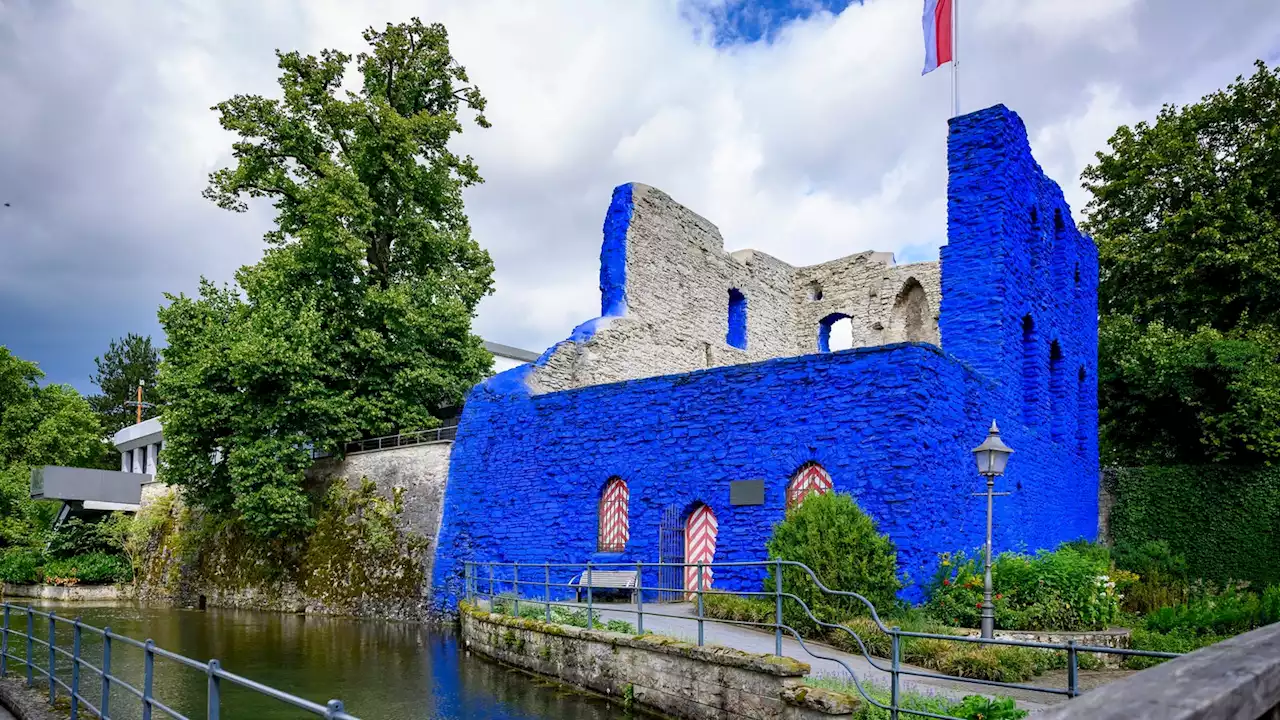 Fotos: Künstler färbt Burgruine leuchtend blau