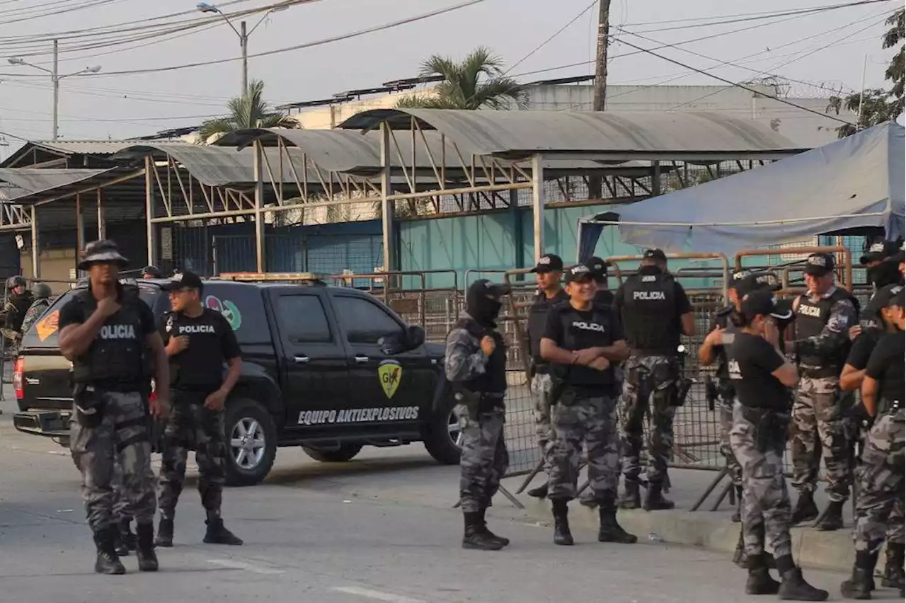 Hallan fusiles, granadas, explosivos y droga en oficinas de complejo carcelario de Ecuador