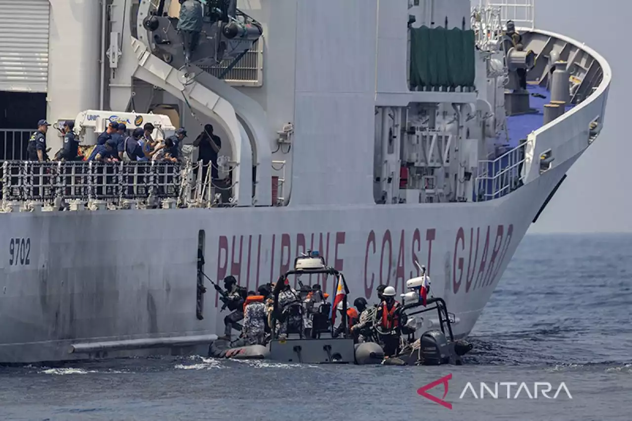 Filipina tuduh penjaga pantai China blokir kapal pasokan militer