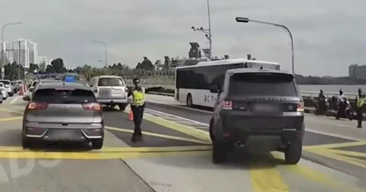 'Good job officer': Cars told to U-turn for using bus lane on Causeway, sparking praise and glee online