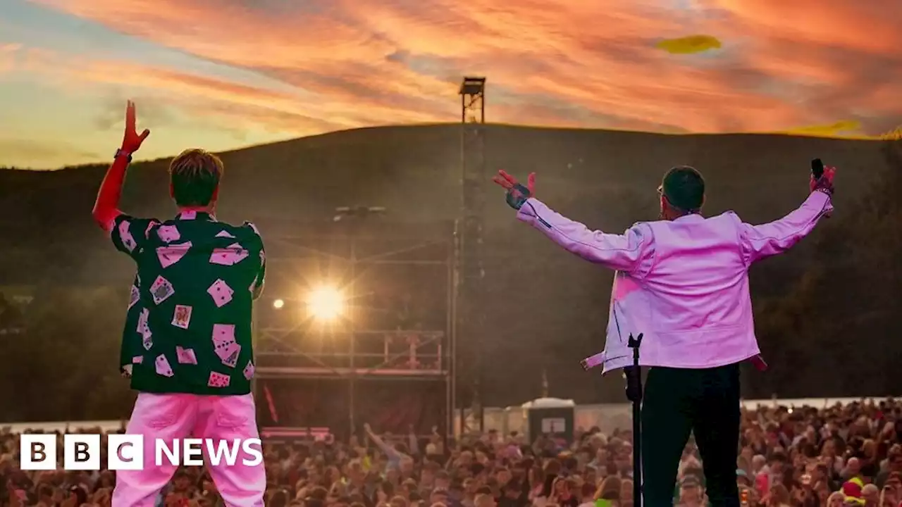 Féile an Phobail crowd sings tribute to Sinéad O'Connor