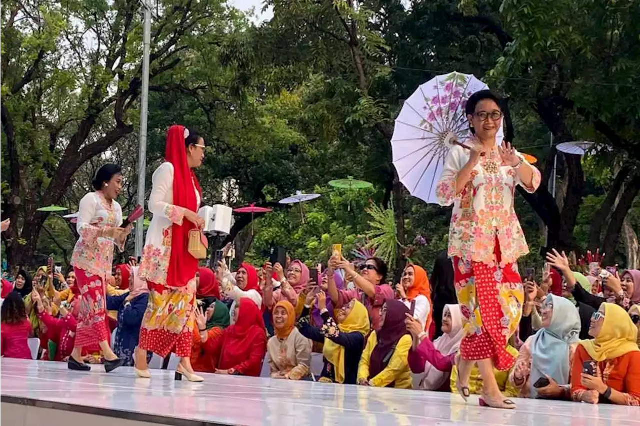 Jokowi Resmi Buka Acara Istana Berkebaya di Istana Negara