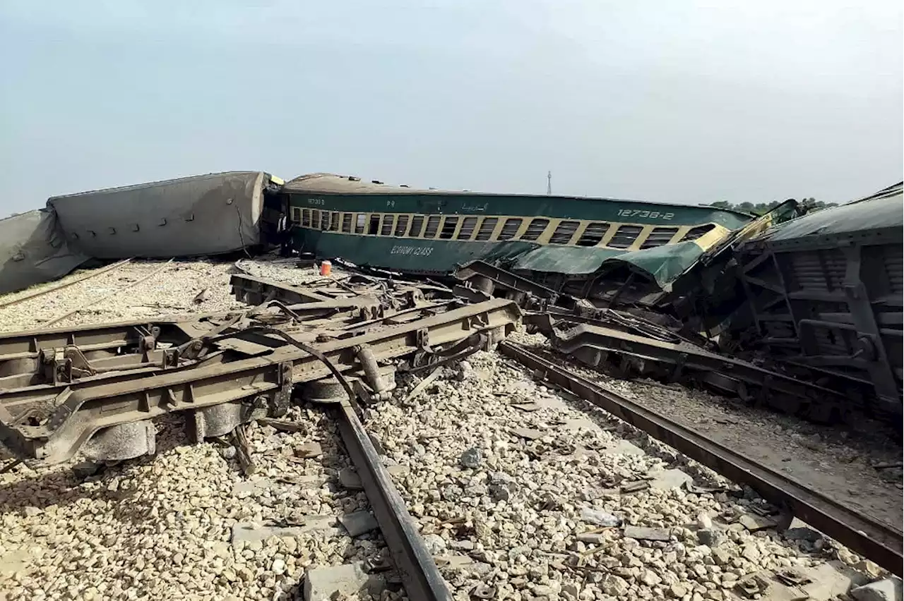 At least 28 killed after train derails in southern Pakistan