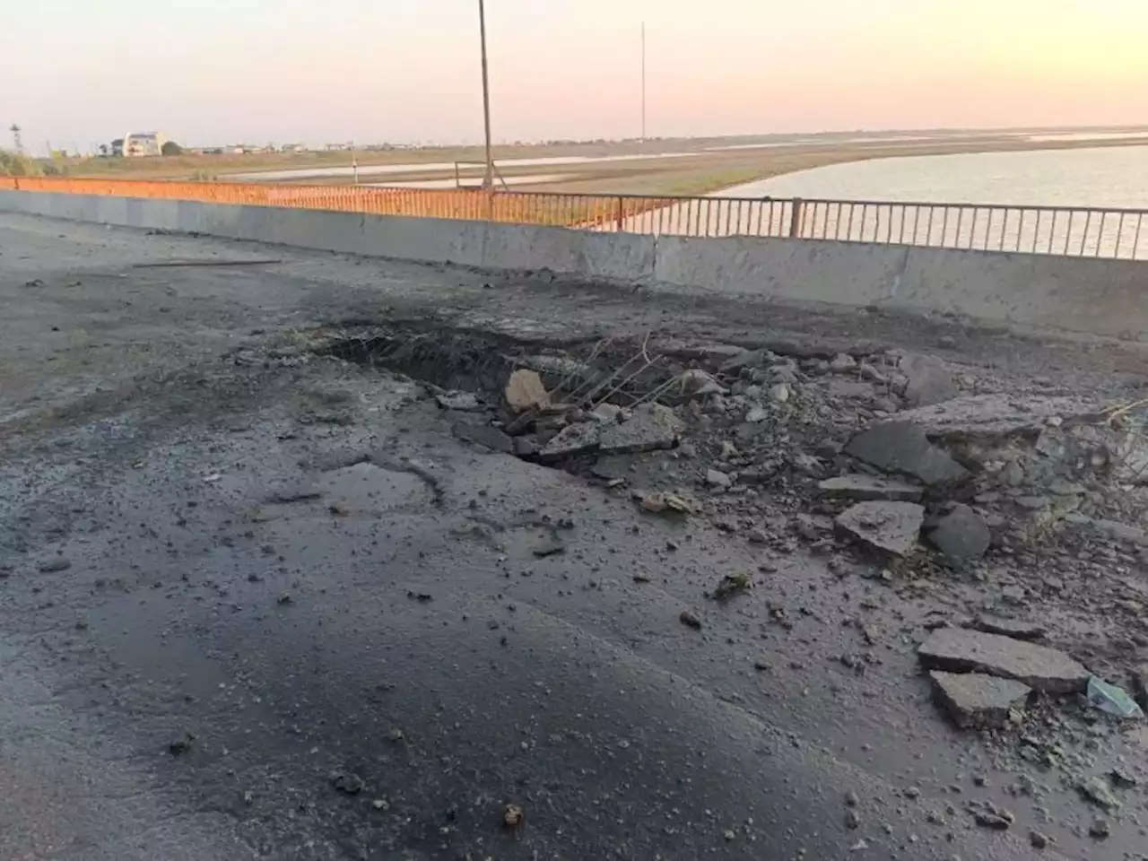 Pontes que ligam Crimeia a Kherson são alvos de explosões, dizem autoridades russas