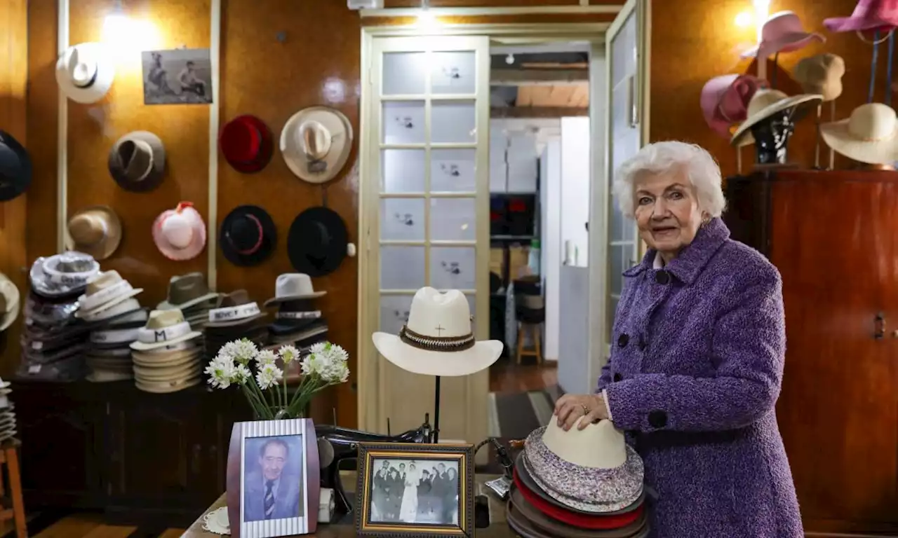 Ella es la cachaquísima y memoriosa reina de la calle de los sombreros en Bogotá