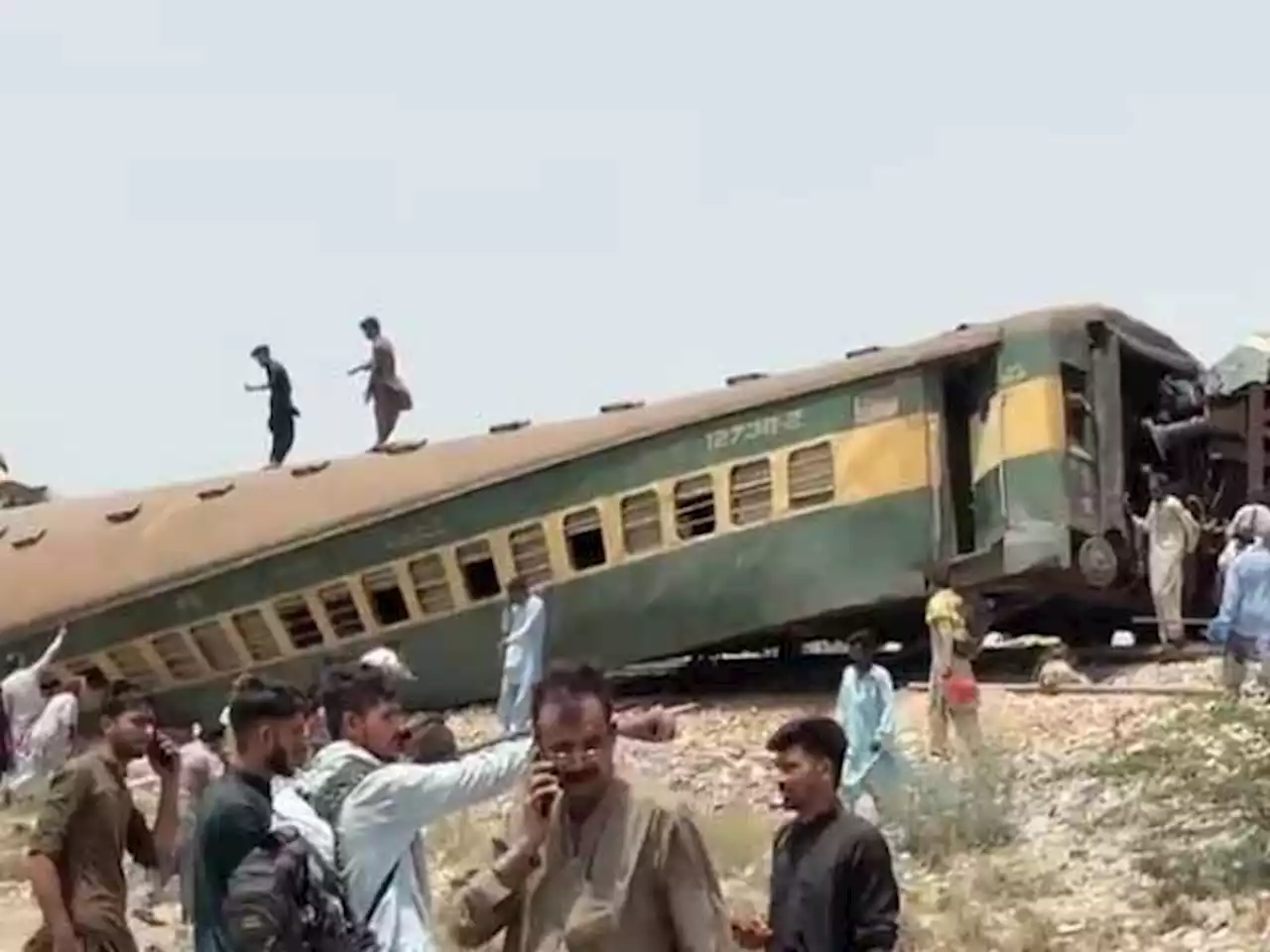 نواب شاہ؛ ہزارہ ایکسپریس ٹرین کو حادثہ، 35 افراد جاں بحق اور 50 سے زائد زخمی - ایکسپریس اردو