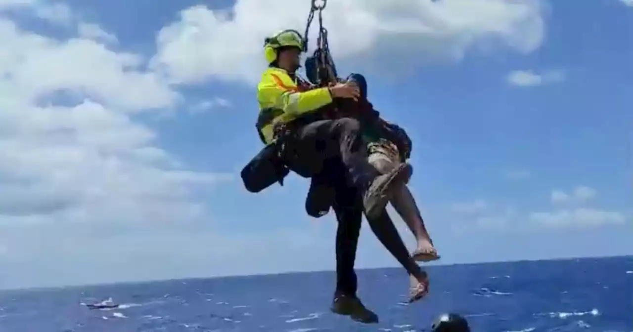 Lampedusa, il complicato intervento per salvare i migranti i bloccati su una scogliera: i soccorritori si calano con i verricelli - Il Fatto Quotidiano