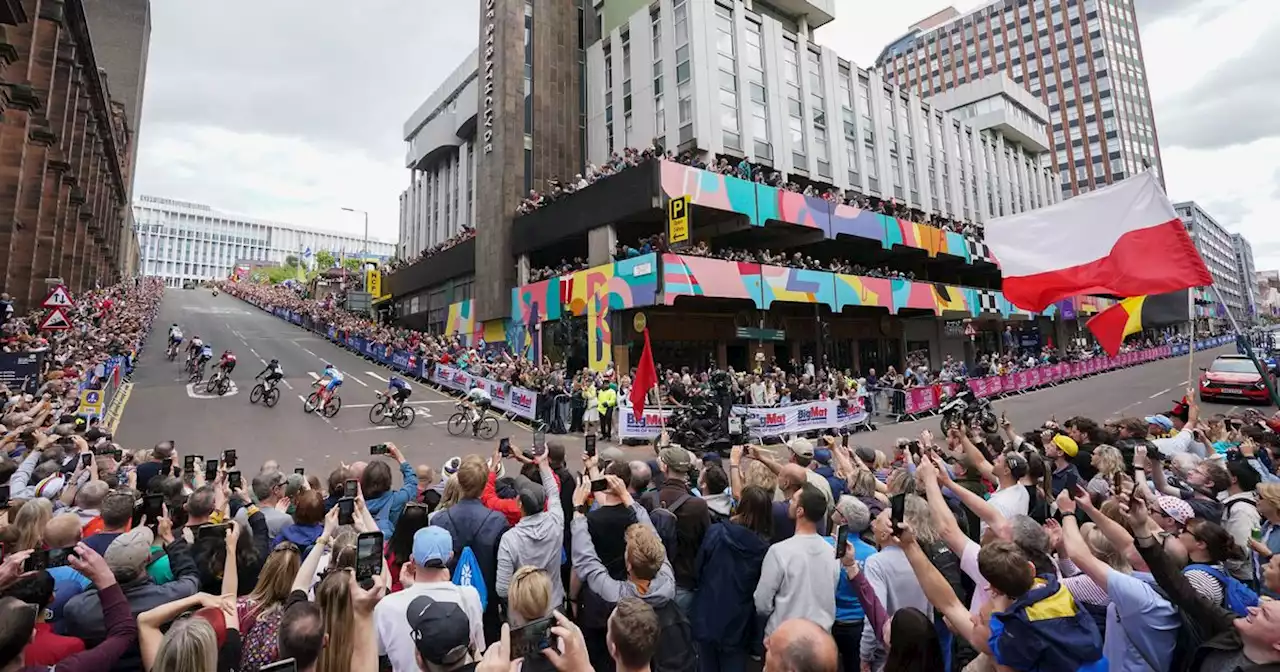 Thousands line Montrose Street to see UCI cyclists take on infamous Glasgow hill