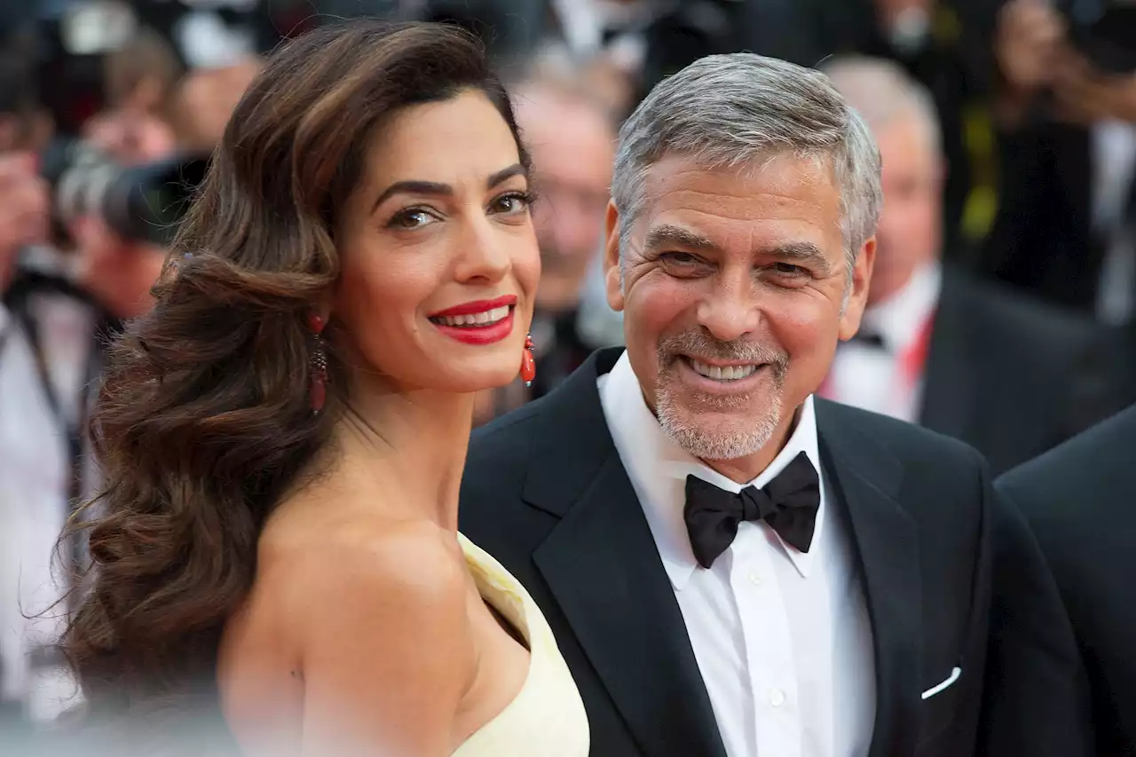 Amal Clooney, 45 ans : incendiaire, elle se dévoile en nuisette pailletée - Grazia