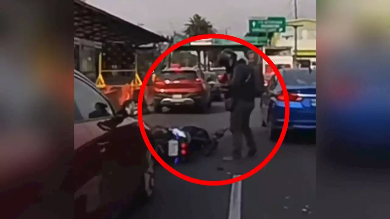 VIDEO: un motociclista intenta vengarse de un auto y termina volcado sobre Insurgentes Norte