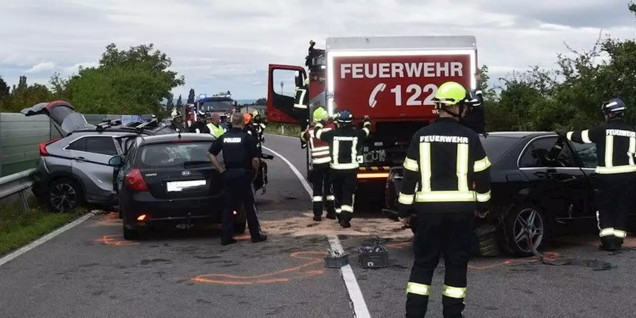 Zwei Schwerverletzte bei Unfall mit drei Autos in Baden