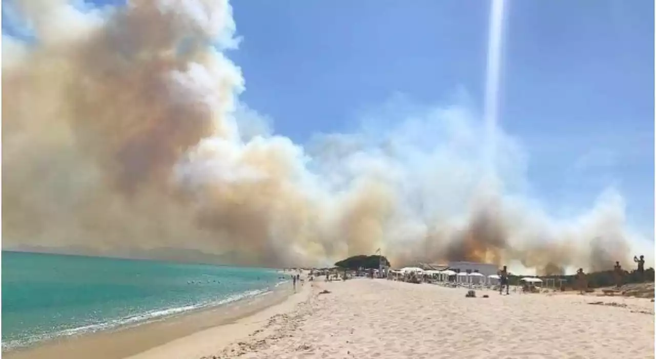 Incendio a Costa Rey, turisti in fuga dalla spiaggia: Canadair in azione