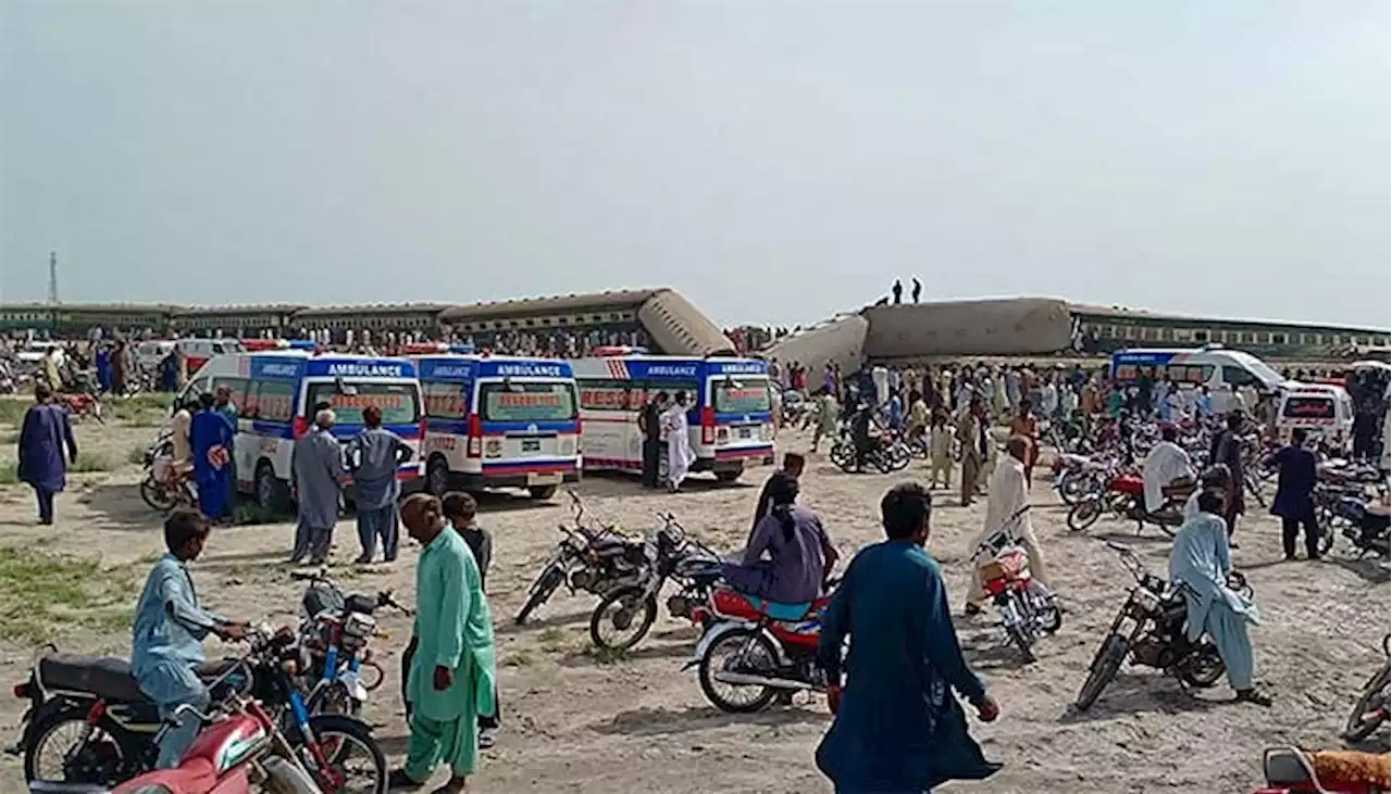 ٹرین حادثہ: مقامی افراد زخمی مسافروں کی مدد کو دوڑے چلے آئے