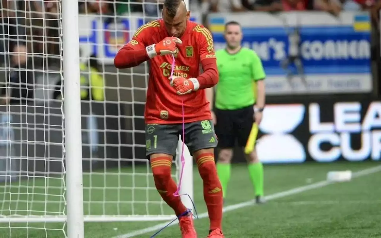 Vídeo: goleiro faz mágica e tira serpentina enorme da boca antes de pegar pênalti | Esporte | O Dia