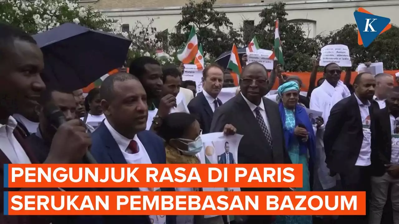 Demo di Kedutaan Niger di Paris Menentang Kudeta Presiden Mohamed Bazoum