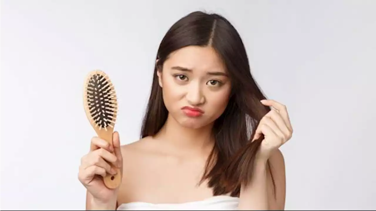 5 Penyebab Kerontokan Rambut pada Perempuan, Simak Cara Mengatasinya!