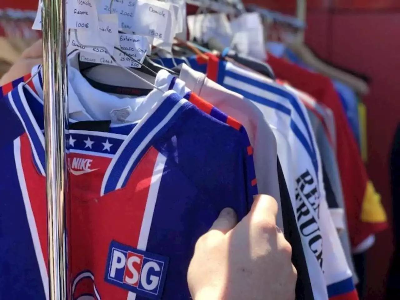 Une boutique éphémère pour acheter des maillots de foot emblématiques à Lille