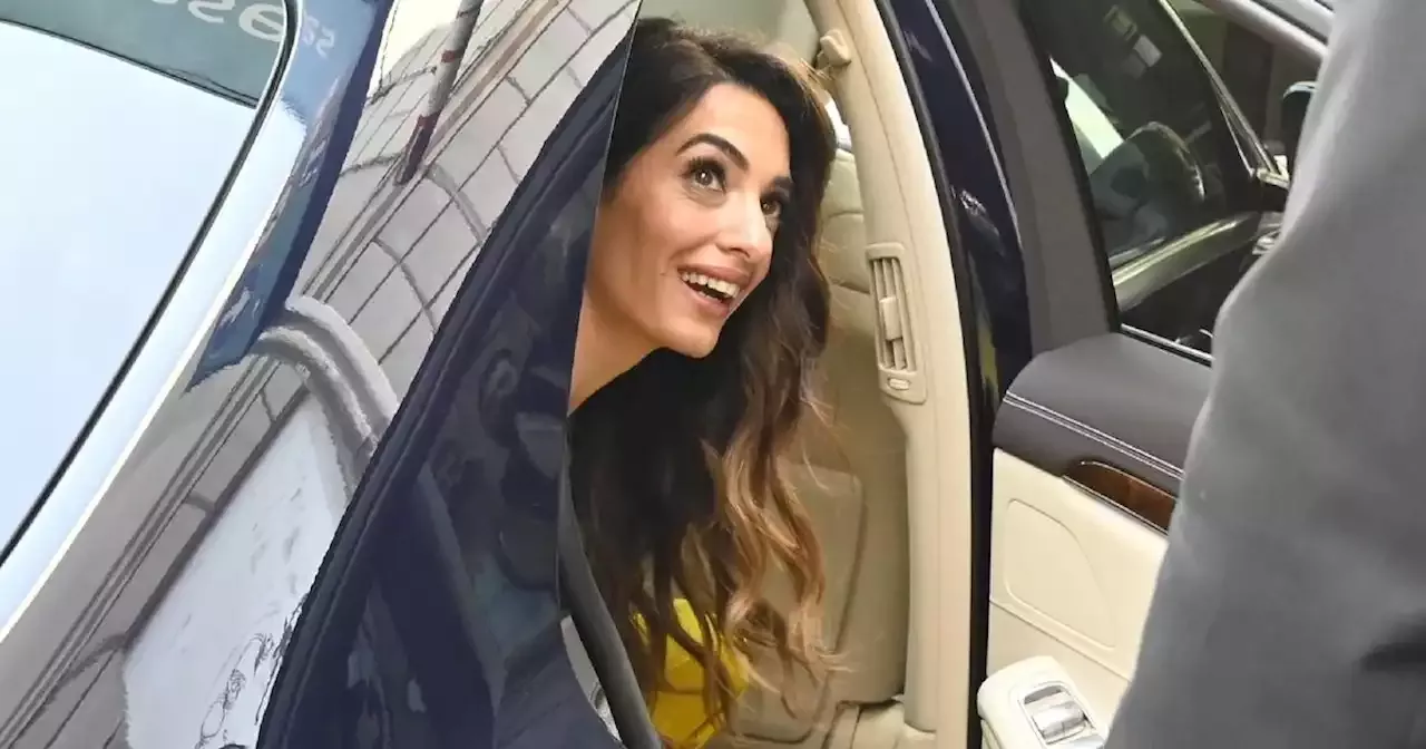 La brillante apparition d Amal Clooney en robe métallique pour une virée nocturne avec George au