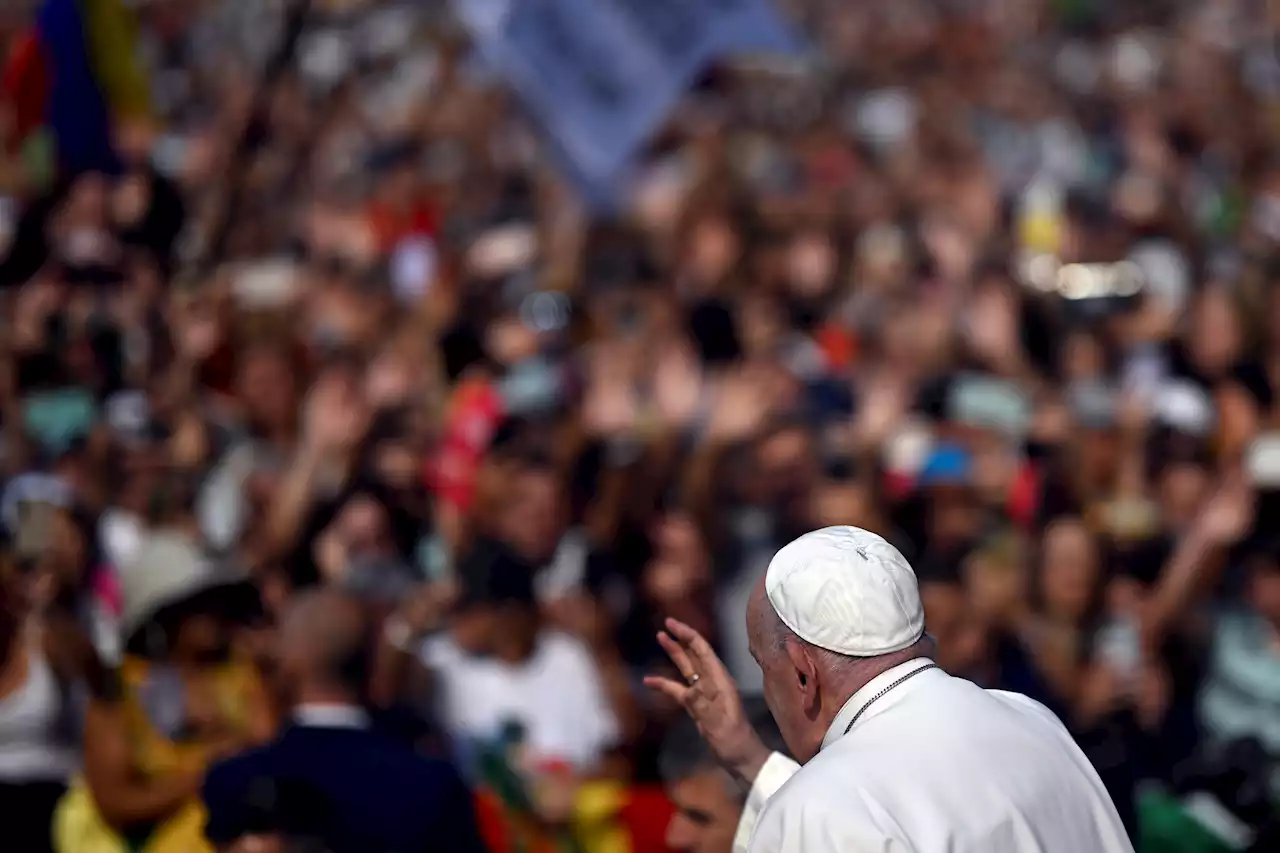 Pope draws 200,000 pilgrims to Portugal's Fatima shrine