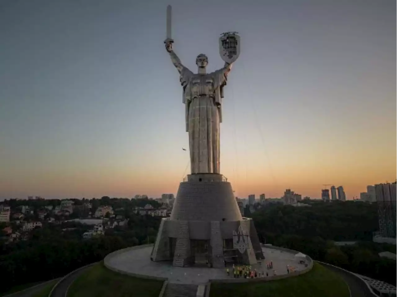 Ukraine replaces Soviet symbol on tallest statue | The Malaysian Insight