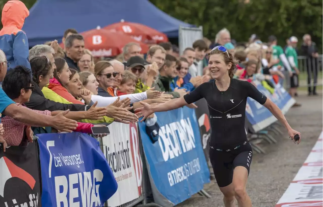 Regensburg-Triathlon: Strahlefrauen und ein wenig Kuddelmuddel auf dem Dultplatz