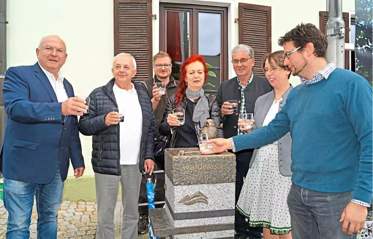 „Trink-Spatz“ in Markt Lam: Trinkwasserbrunnen vor Tourist-Info offiziell in Betrieb genommen