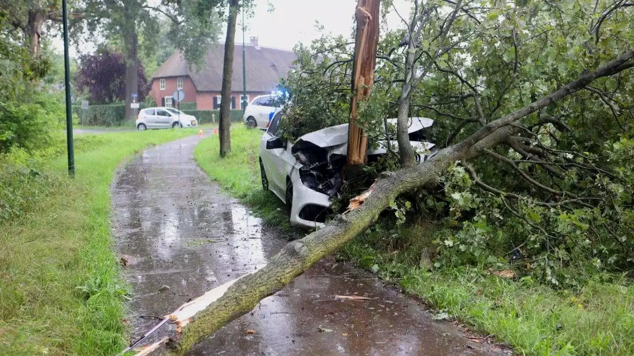 112-nieuws: auto botst op boom • inbeslagname gestolen aanhanger en caravan