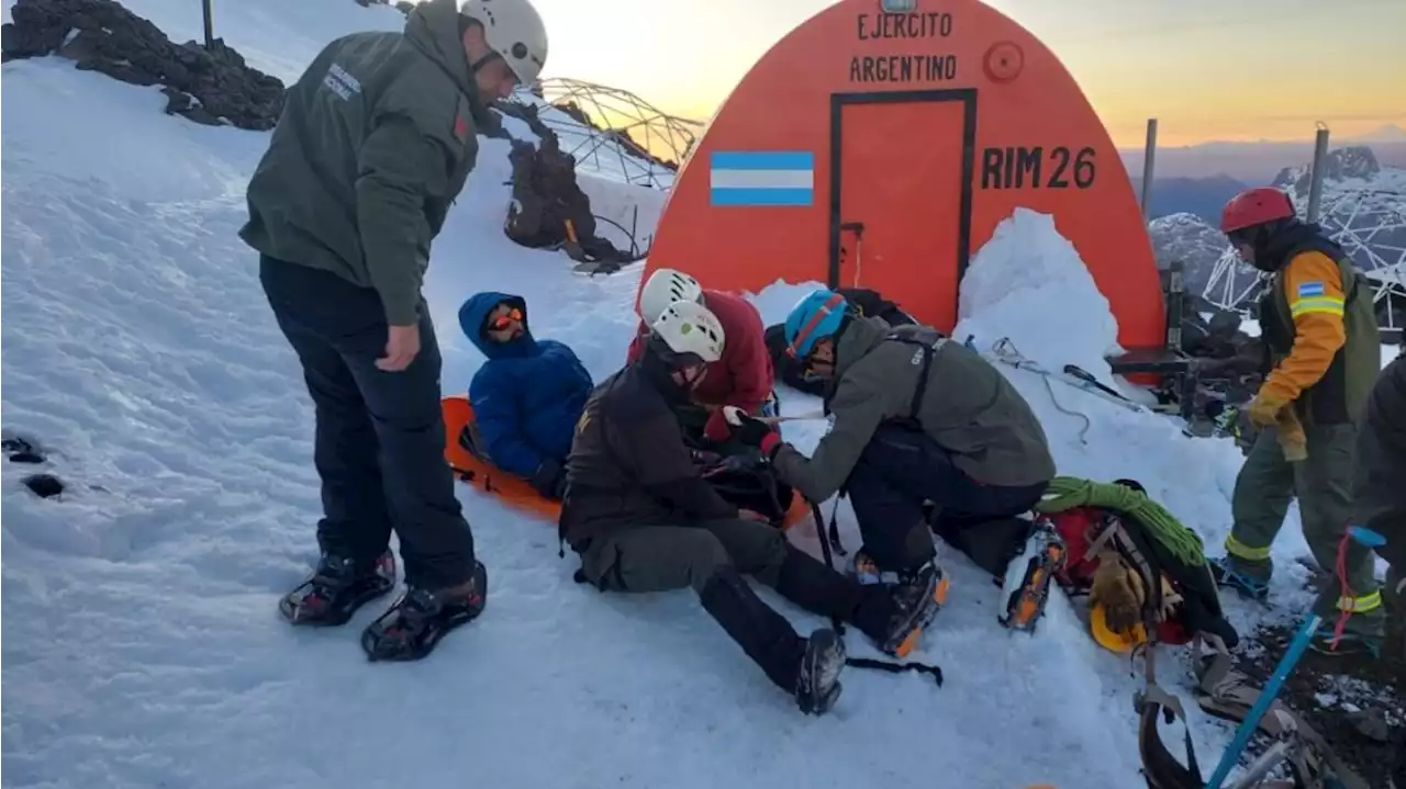 Rescate en el volcán Lanín: un andinista se fracturó tibia y peroné a 2300 metros de altura