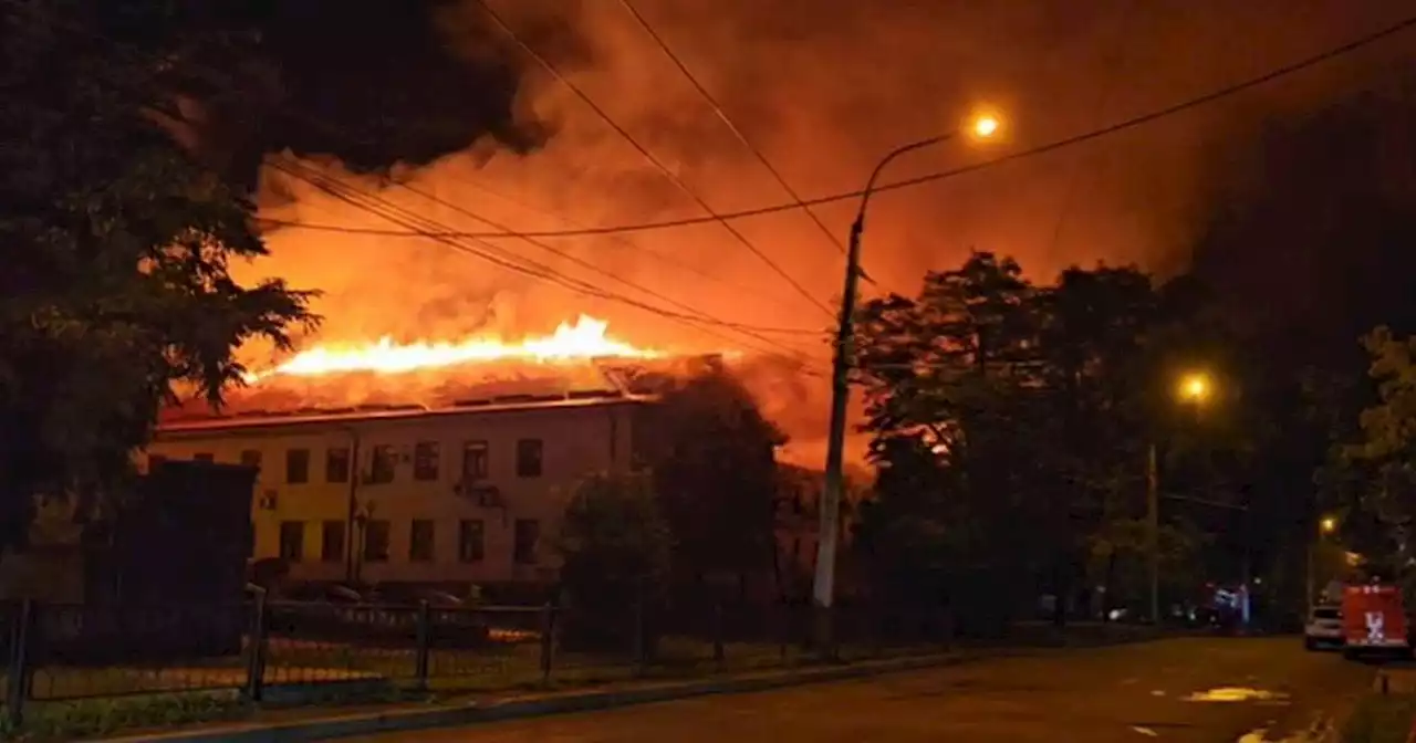 Incendio all'Università di Donetsk, filorussi: 'Bombardamento ucraino con munizioni a grappolo'