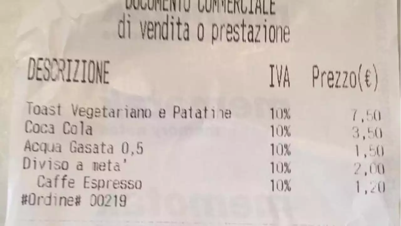 “Ci hanno fatto pagare 2 euro per dividere un toast a metà”. La denuncia dei clienti di un bar sul lago di Como