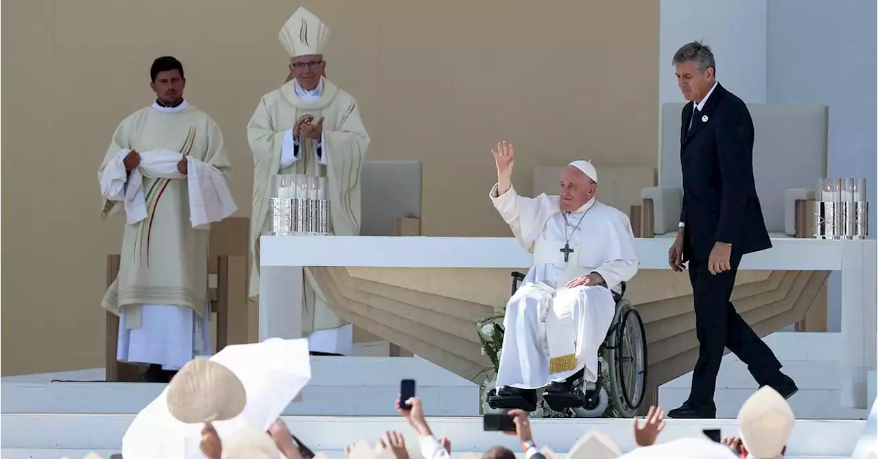 Closing youth festival in Portugal, pope shares 'old man's' dream of peace