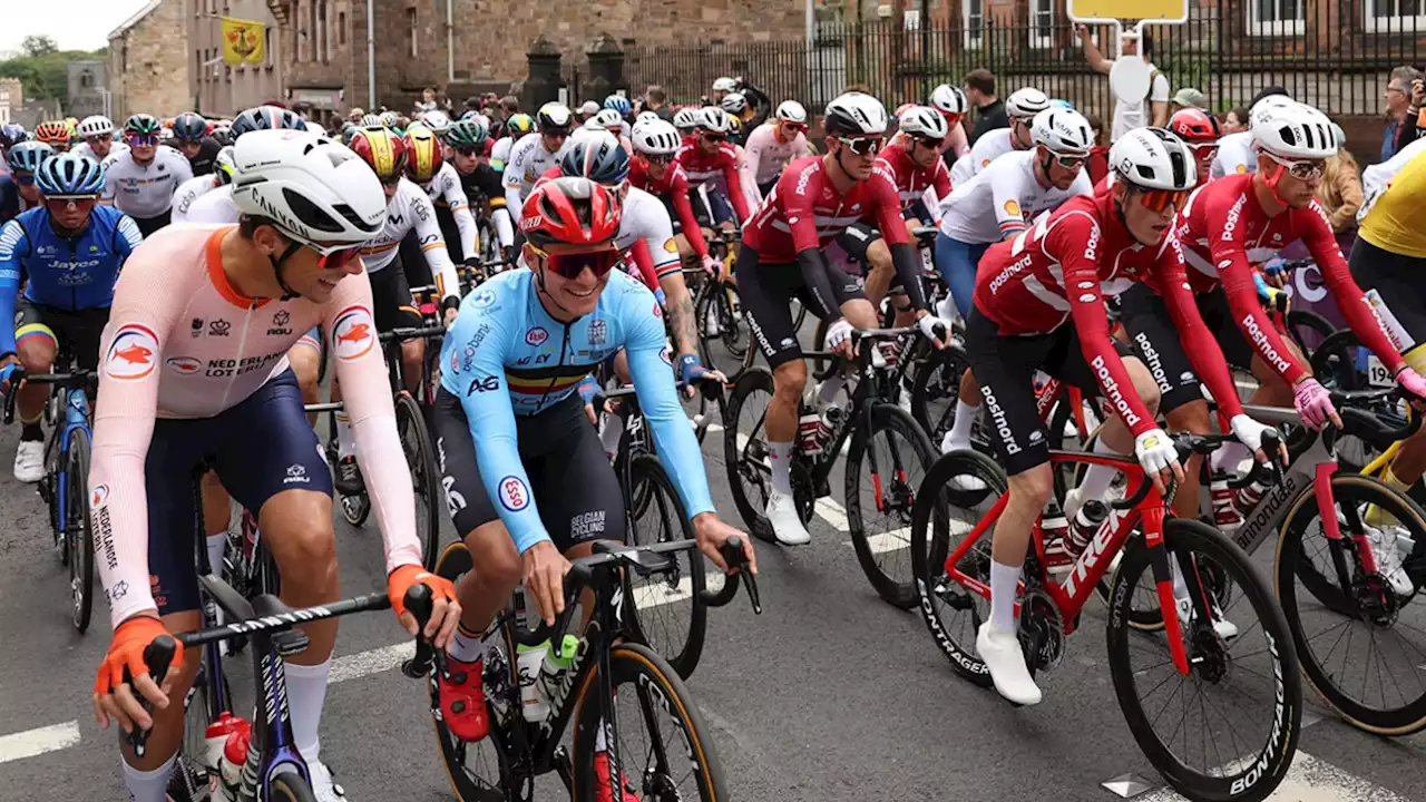 Mondiaux de cyclisme: après UNE HEURE d'arrêt, les coureurs peuvent enfin repartir