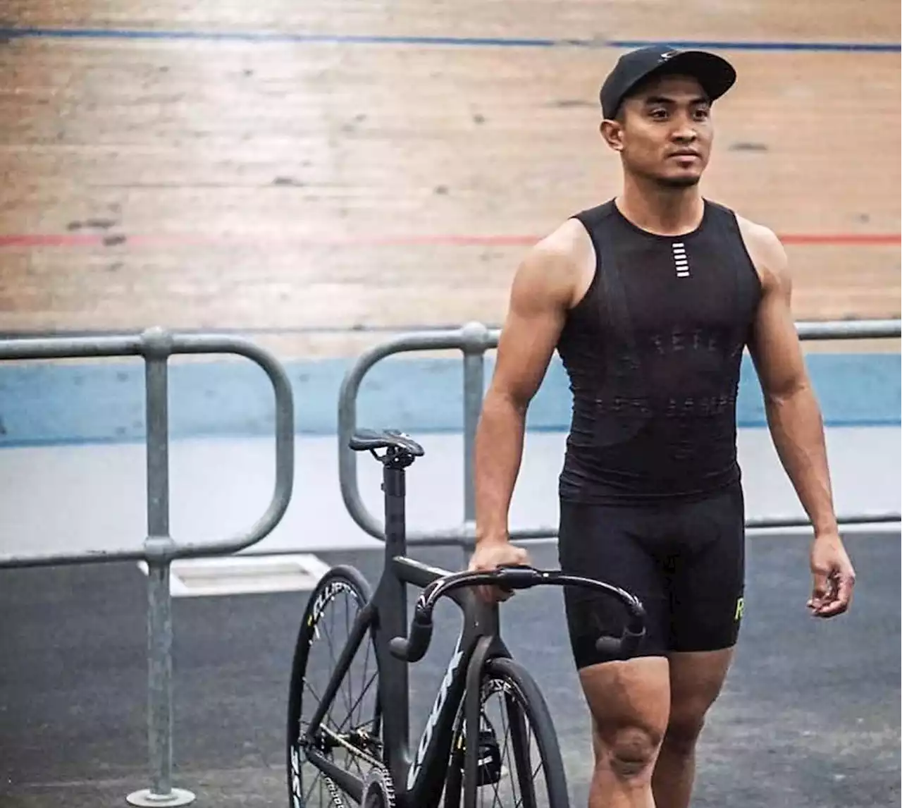 Azizulhasni's sprint challenge fizzles out after infringement