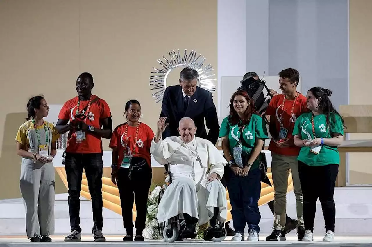 Crowd of 1.5 million brave heat to see Pope in Portugal