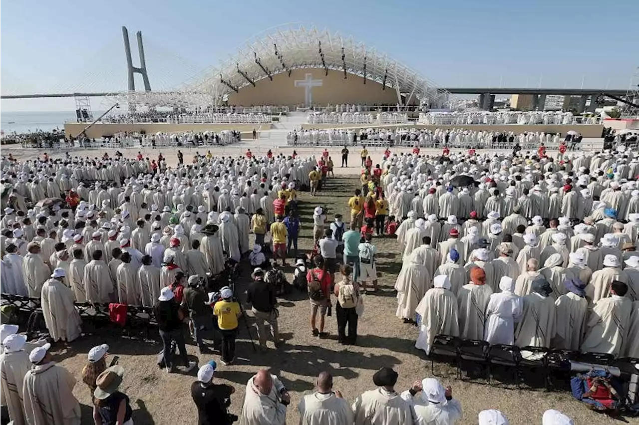 Pope winds up Portugal visit with big outdoor mass